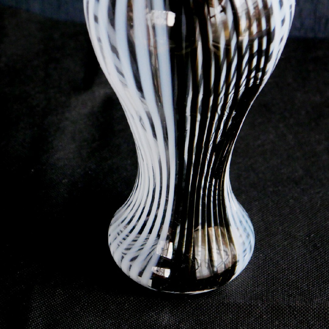 ガラス製の花瓶 ストライプ インテリア/住まい/日用品のインテリア小物(花瓶)の商品写真