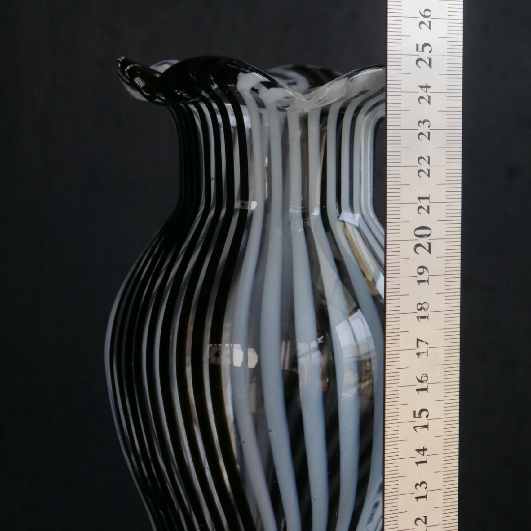 ガラス製の花瓶 ストライプ インテリア/住まい/日用品のインテリア小物(花瓶)の商品写真