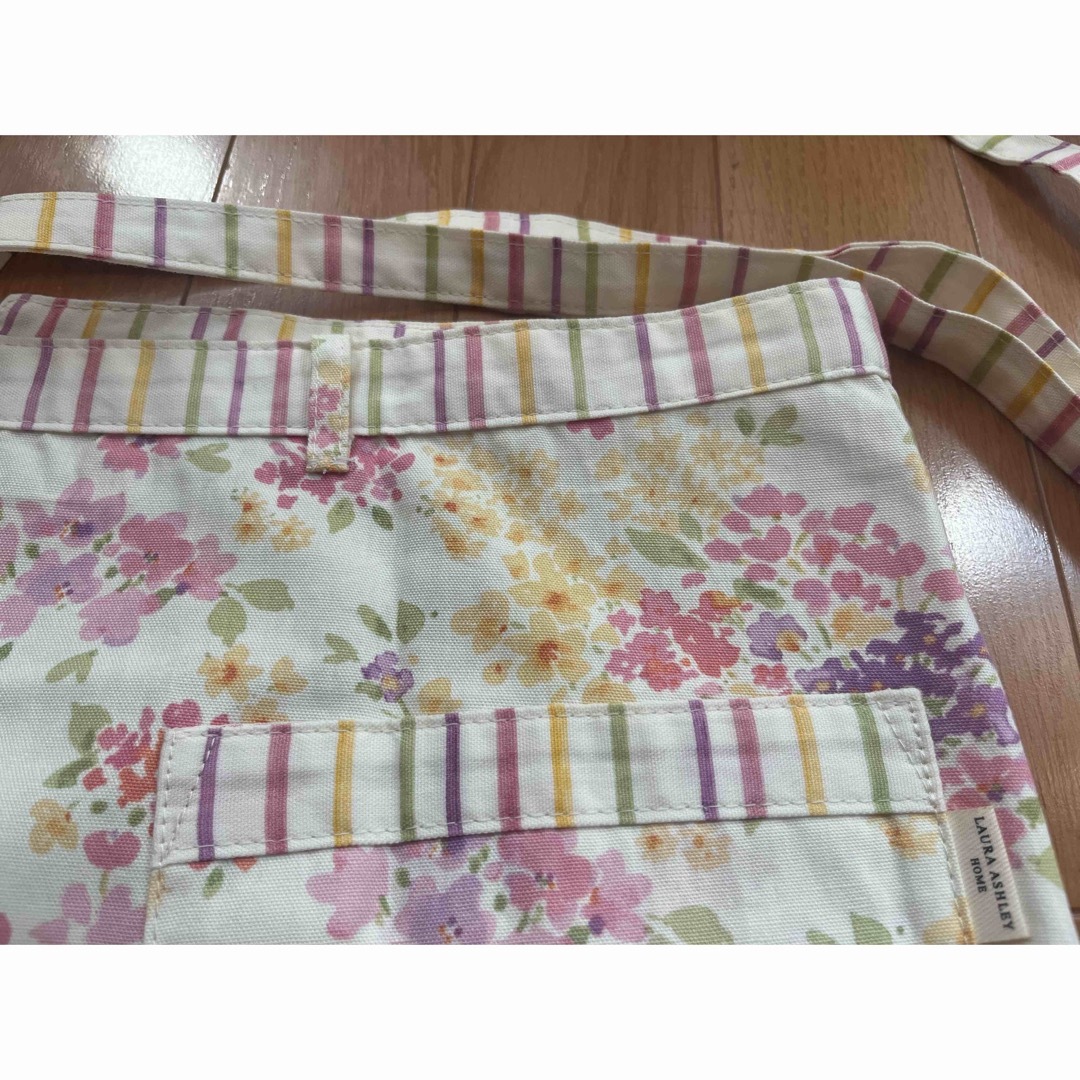 LAURA ASHLEY(ローラアシュレイ)の☆ 新品未使用 LAURA ASHLEY花柄エプロン☆╰(*´︶`*)╯♡ インテリア/住まい/日用品のキッチン/食器(収納/キッチン雑貨)の商品写真