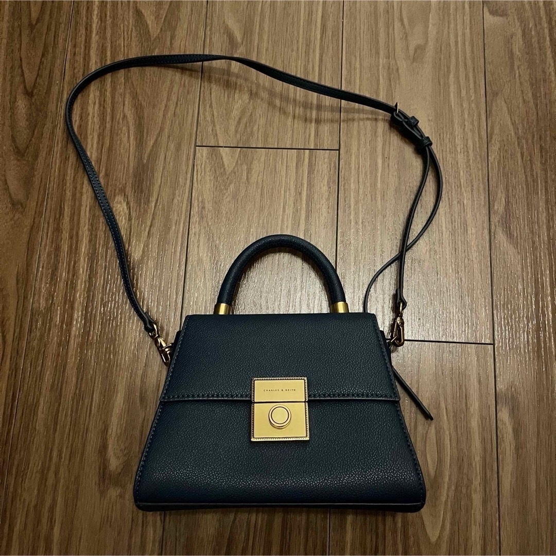 CHARLES & KEITH プッシュロック トラペーズトップハンドルバッグ