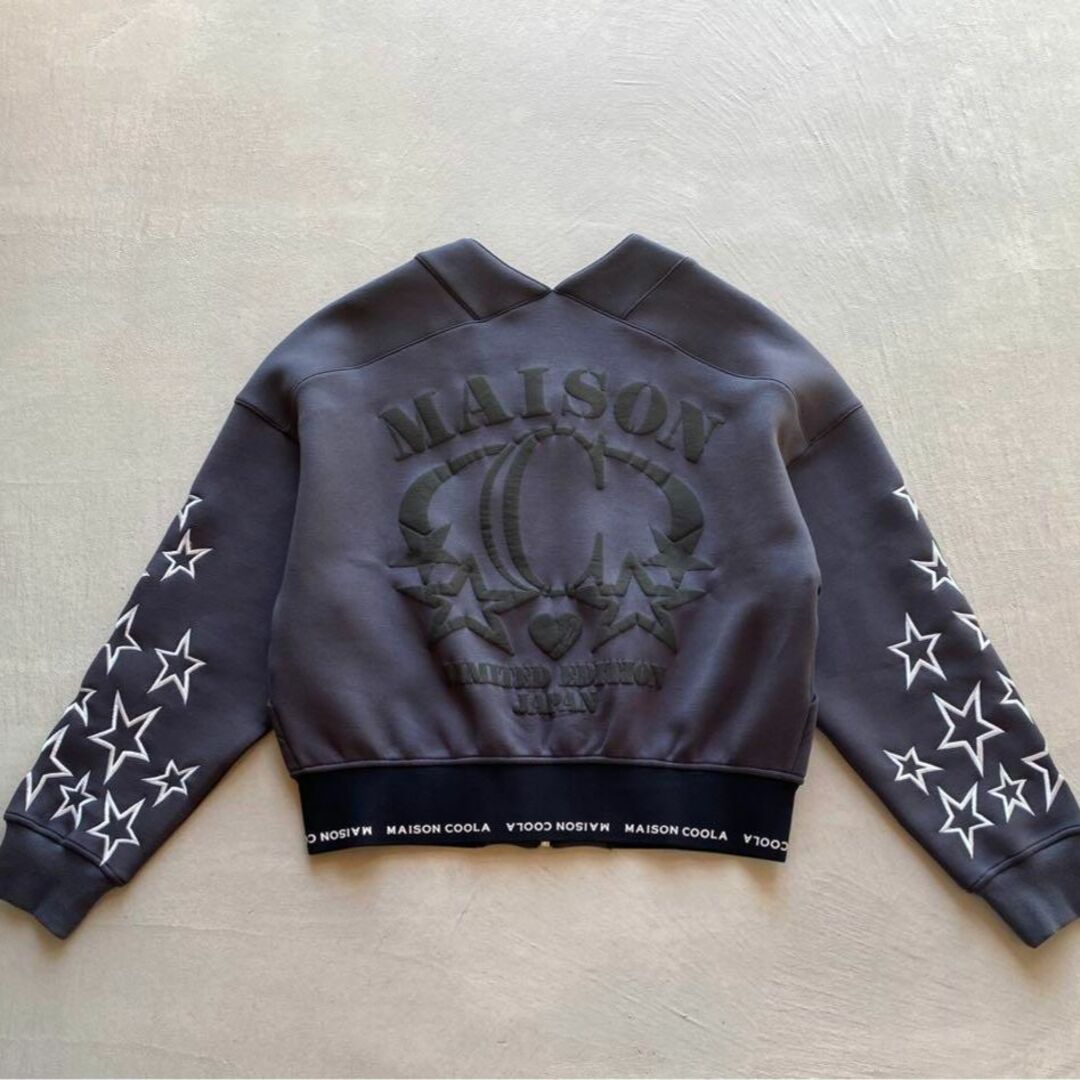 《COOLA》クーラ スター刺繍ビッグプリントVネックブルゾン グレー f837 レディースのジャケット/アウター(ブルゾン)の商品写真