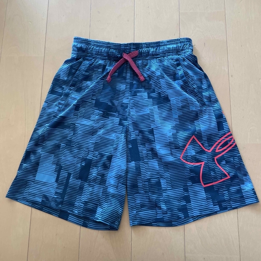 UNDER ARMOUR(アンダーアーマー)のアンダーアーマー　ジュニアハーフパンツ　130 キッズ/ベビー/マタニティのキッズ服男の子用(90cm~)(パンツ/スパッツ)の商品写真