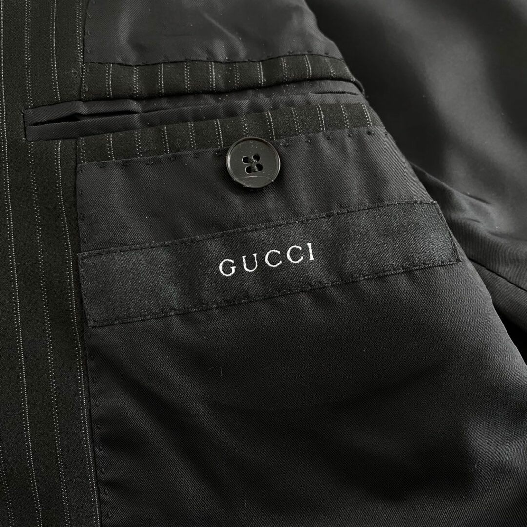 Gucci(グッチ)の55b13 《未使用》 タグ付 GUCCI グッチ 2Bストライプテーラードジャケット スーツ 46 ブラック ブレザー ビジネス フォーマル スイス製 メンズのジャケット/アウター(テーラードジャケット)の商品写真