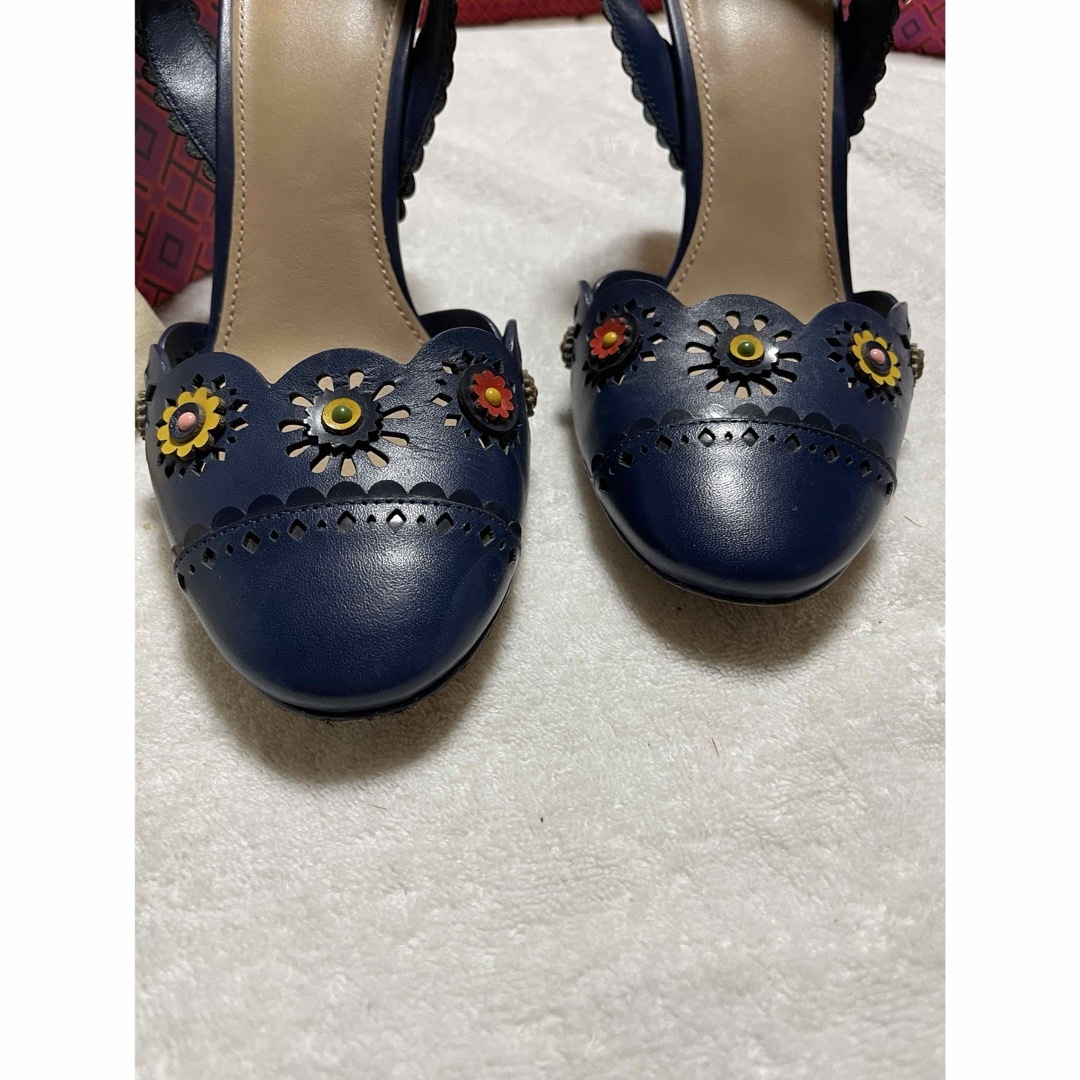 Tory Burch(トリーバーチ)のトリーバーチ　ヒールサンダル　紺色花柄 レディースの靴/シューズ(サンダル)の商品写真