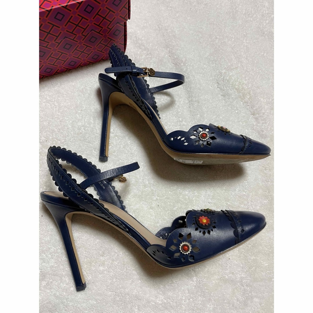 Tory Burch(トリーバーチ)のトリーバーチ　ヒールサンダル　紺色花柄 レディースの靴/シューズ(サンダル)の商品写真
