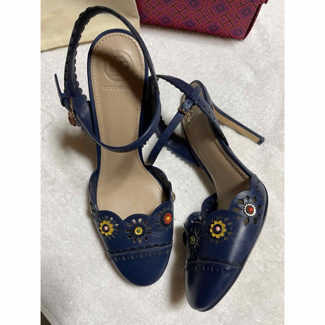 Tory Burch(トリーバーチ)のトリーバーチ　ヒールサンダル　紺色花柄 レディースの靴/シューズ(サンダル)の商品写真