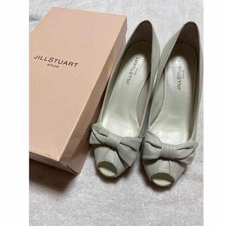 ジルスチュアート(JILLSTUART)のJILL STUART オープントゥー 本革パンプス　白(ハイヒール/パンプス)