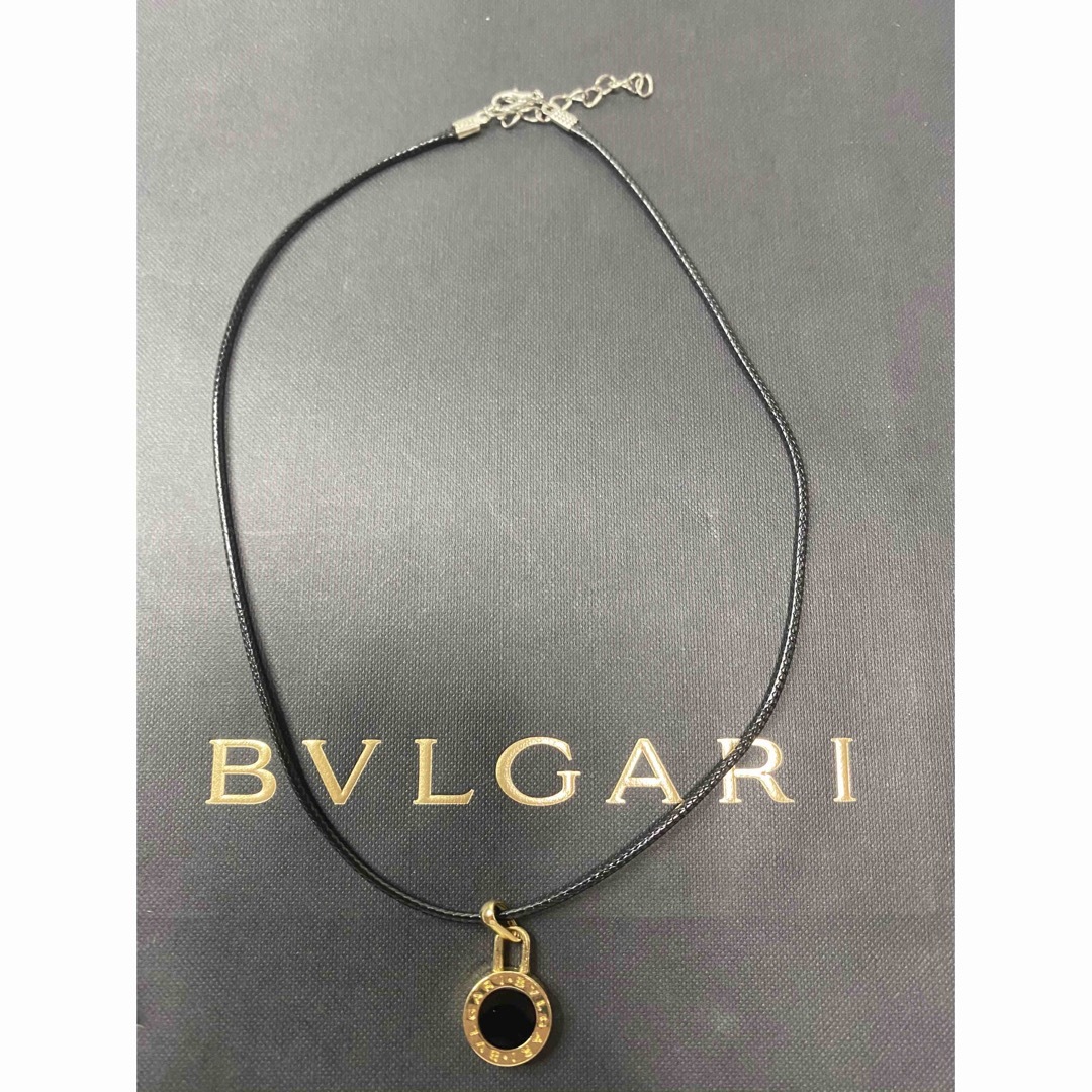 BVLGARI(ブルガリ)の【正規新品】BVLGARI チャーム ペンダント ネックレス +革紐 チェーン メンズのアクセサリー(ネックレス)の商品写真