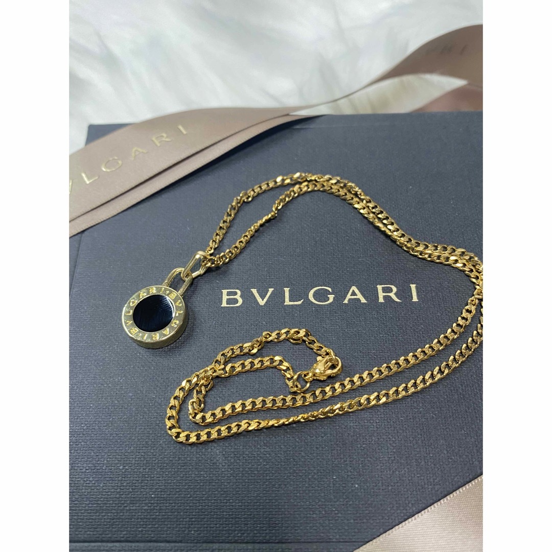 BVLGARI(ブルガリ)の【正規新品】BVLGARI チャーム ペンダント ネックレス +革紐 チェーン メンズのアクセサリー(ネックレス)の商品写真