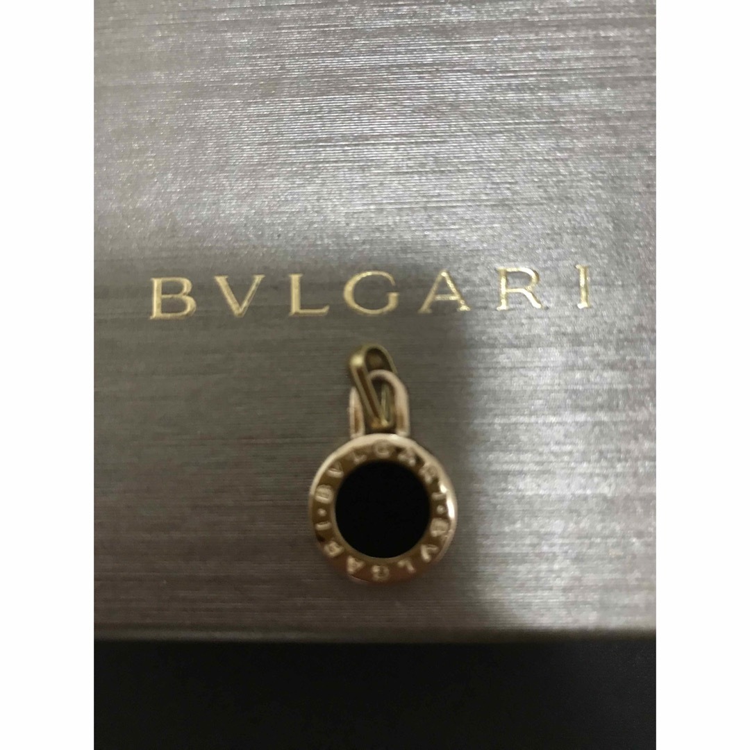 BVLGARI(ブルガリ)の【正規新品】BVLGARI チャーム ペンダント ネックレス +革紐 チェーン メンズのアクセサリー(ネックレス)の商品写真