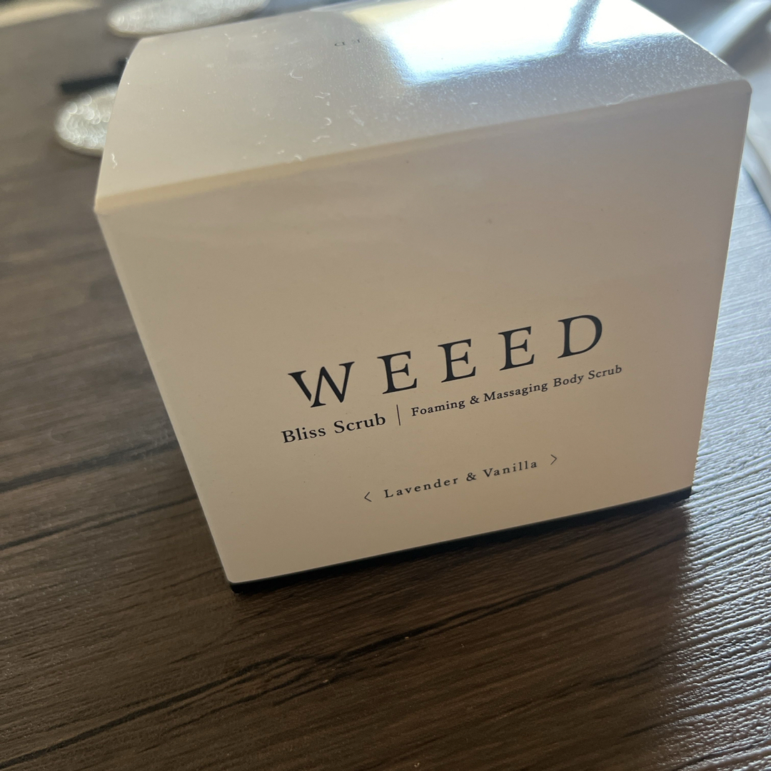 WEEEDスクラブ コスメ/美容のボディケア(ボディスクラブ)の商品写真