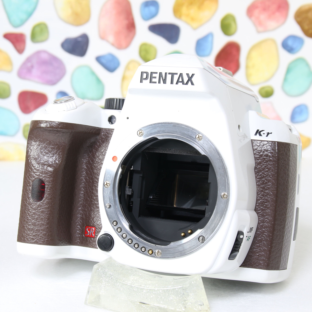 PENTAX(ペンタックス)の♥︎PENTAX k-r ◇オシャレ一眼 ◇スマホ転送 ◇ホワイト × ブラウン スマホ/家電/カメラのカメラ(デジタル一眼)の商品写真