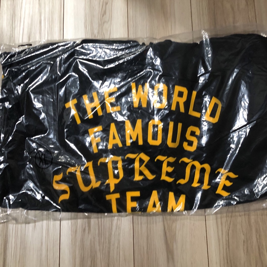 Supreme(シュプリーム)のSupreme Team Flocked Hooded Sweatshirt メンズのトップス(パーカー)の商品写真