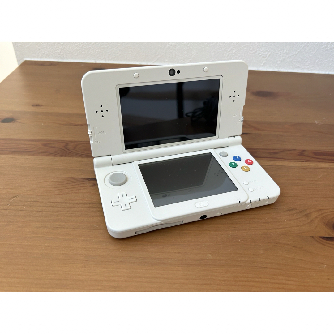 ニンテンドー3DS(ニンテンドー3DS)のNintendo New 3DS ホワイト　ポケモンカバー付き エンタメ/ホビーのゲームソフト/ゲーム機本体(携帯用ゲーム機本体)の商品写真