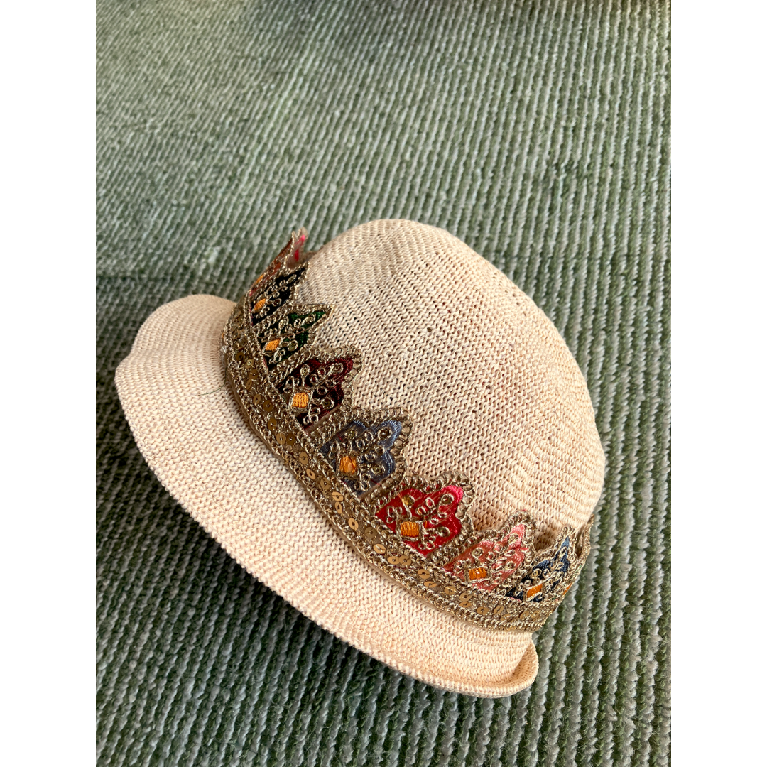 ハンドメイド　ハット　インドのチロリアンテープ 使用　金糸　光沢　ゴータ刺繍 ハンドメイドのファッション小物(帽子)の商品写真