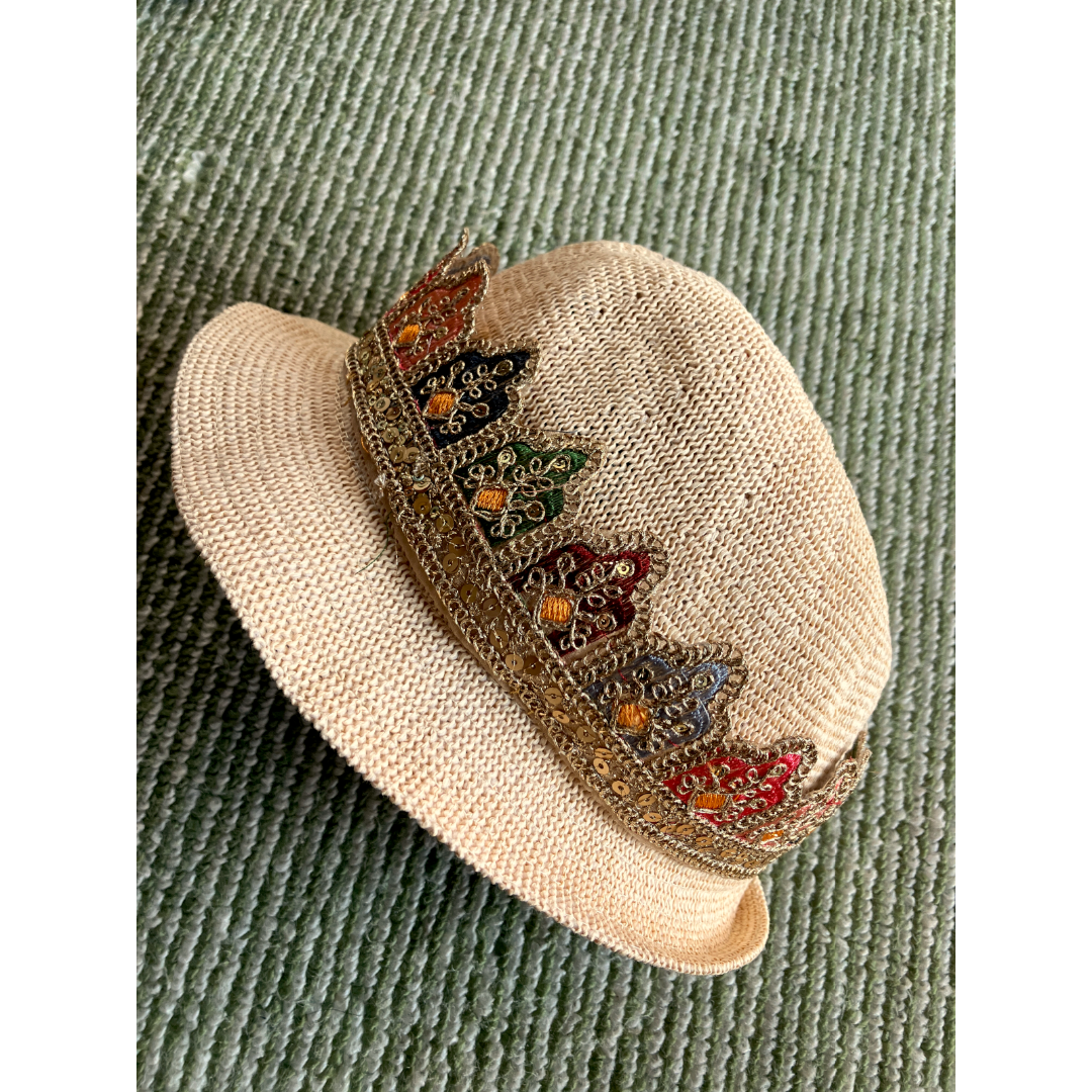 ハンドメイド　ハット　インドのチロリアンテープ 使用　金糸　光沢　ゴータ刺繍 ハンドメイドのファッション小物(帽子)の商品写真