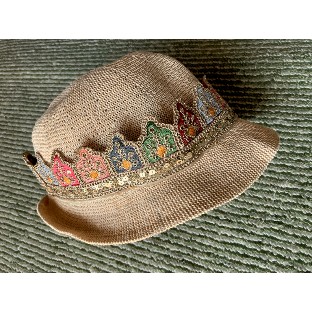 ハンドメイド　ハット　インドのチロリアンテープ 使用　金糸　光沢　ゴータ刺繍 ハンドメイドのファッション小物(帽子)の商品写真