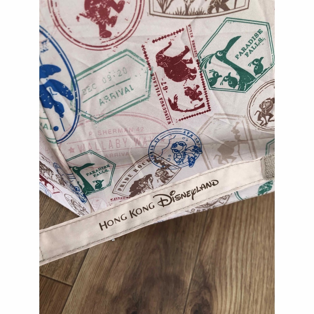 Disney(ディズニー)の【新品未使用】香港ディズニーランド折り畳み傘 エンタメ/ホビーのおもちゃ/ぬいぐるみ(キャラクターグッズ)の商品写真