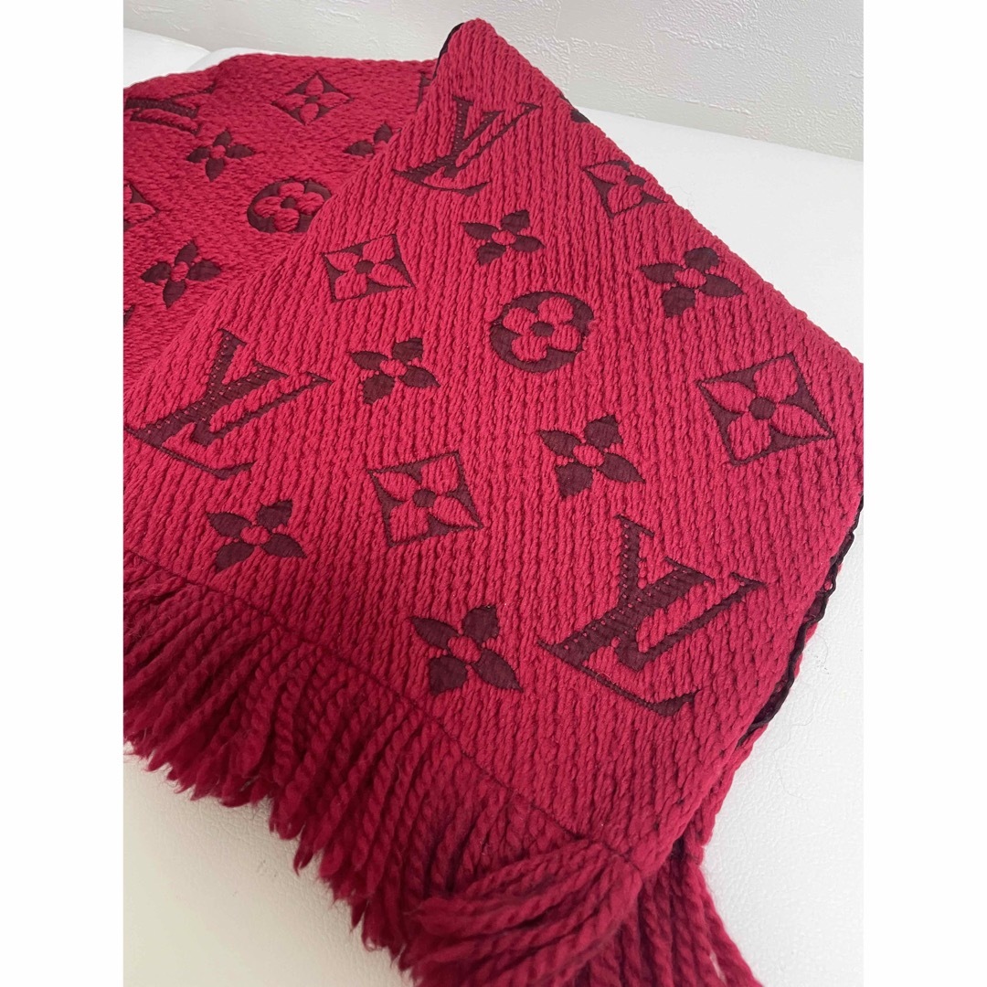 LOUIS VUITTON(ルイヴィトン)の【美品】ヴィトン エシャルプロゴマニア ルビー マフラー LV モノグラム レディースのファッション小物(マフラー/ショール)の商品写真