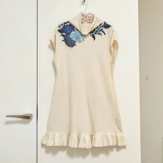 トクコプルミエヴォル(TOKUKO 1er VOL)のトクコプルミエヴォル　花刺繍ニットチュニック(チュニック)