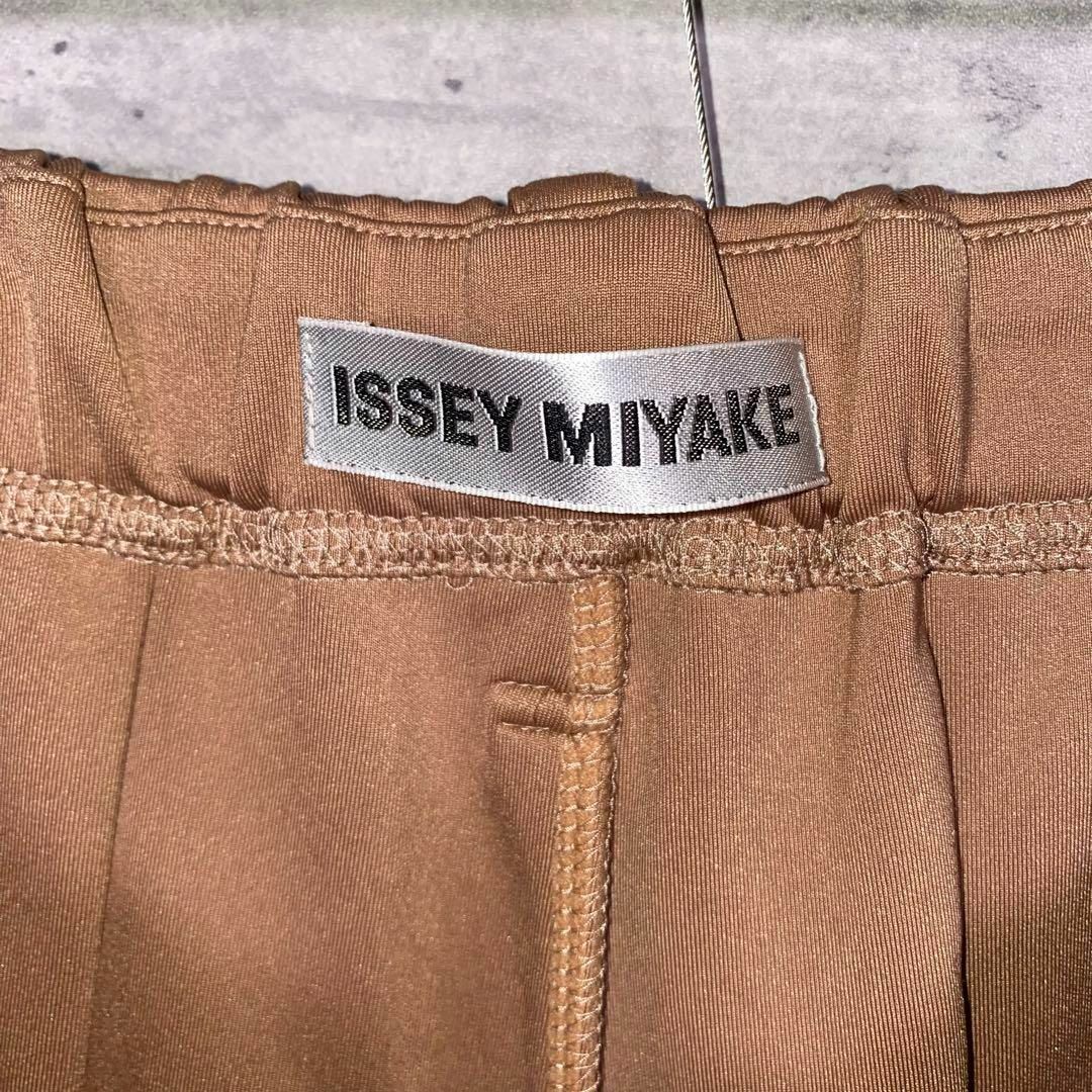 ISSEY MIYAKE(イッセイミヤケ)の『ISSEY MIYAKE』イッセイミヤケ (2) イージースラックス レディースのパンツ(カジュアルパンツ)の商品写真