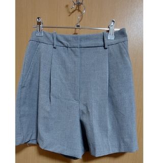 ザラ(ZARA)の【ZARA】ダーツ ハイウエスト バミューダパンツ グレー ＸＳsize(ショートパンツ)