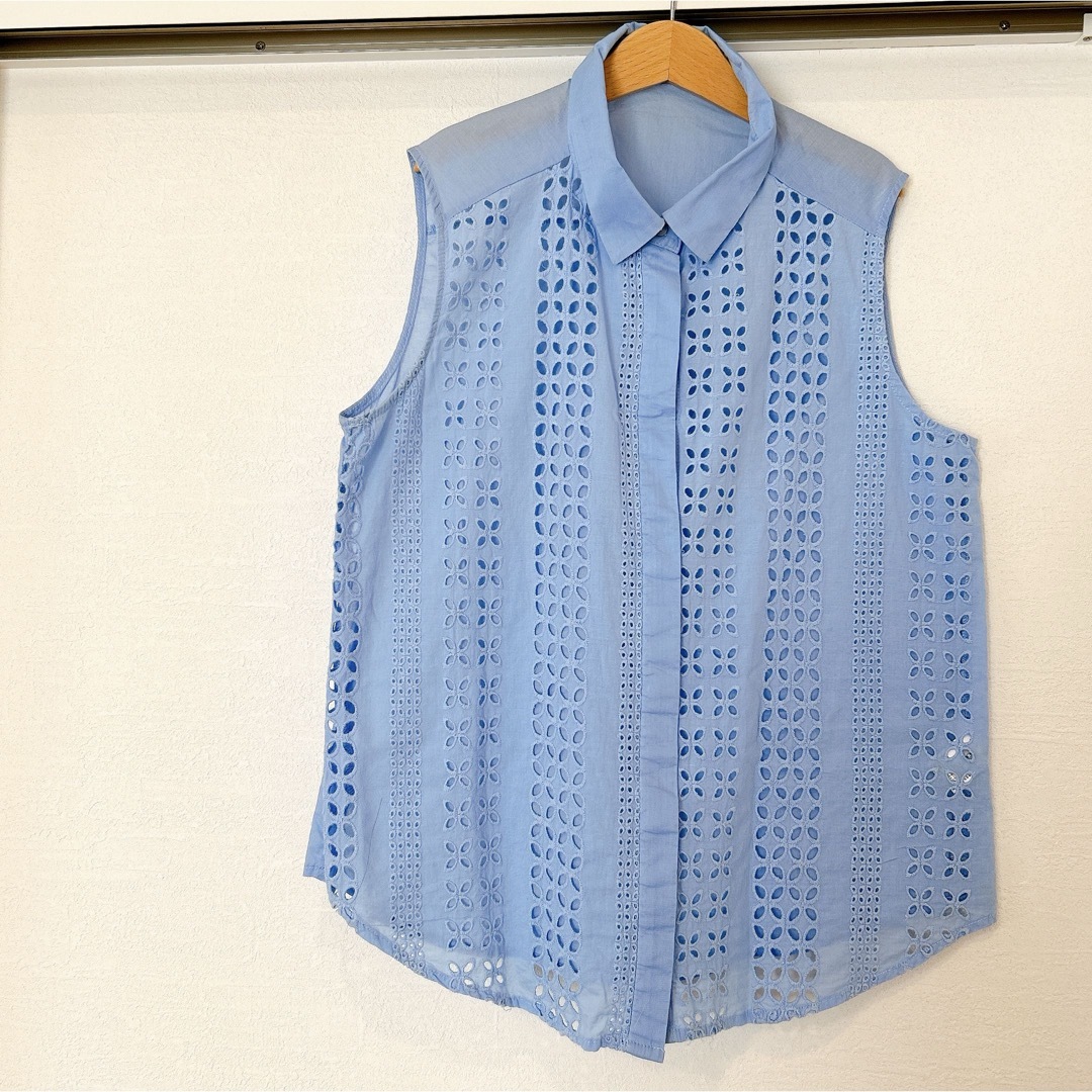 GU(ジーユー)のGU  カッティング　ノースリーブシャツ　サイズM  ブルー レディースのトップス(シャツ/ブラウス(半袖/袖なし))の商品写真