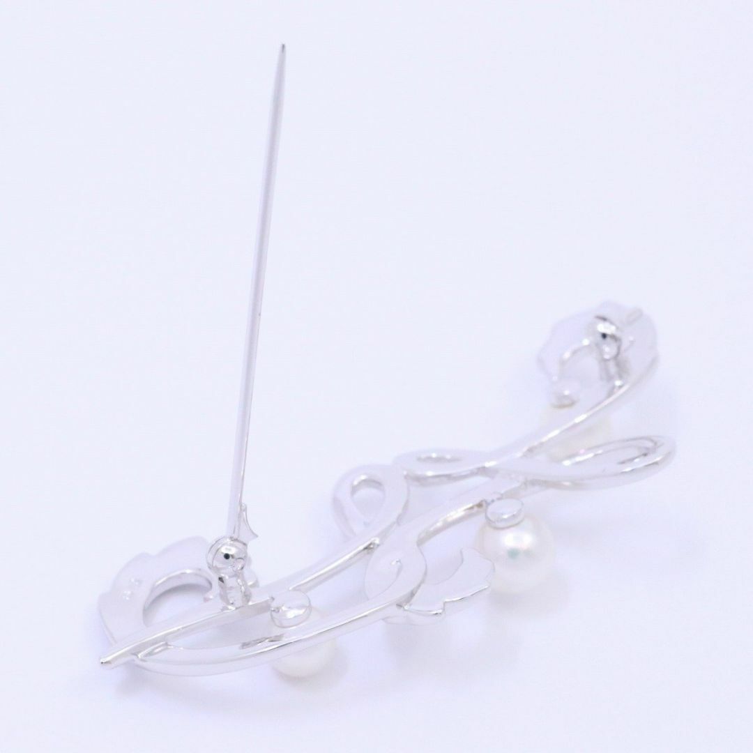 MIKIMOTO(ミキモト)の【美品】MIKIMOTO ミキモト リーフモチーフ ブローチ シルバー/パール3粒 レディースのアクセサリー(ブローチ/コサージュ)の商品写真