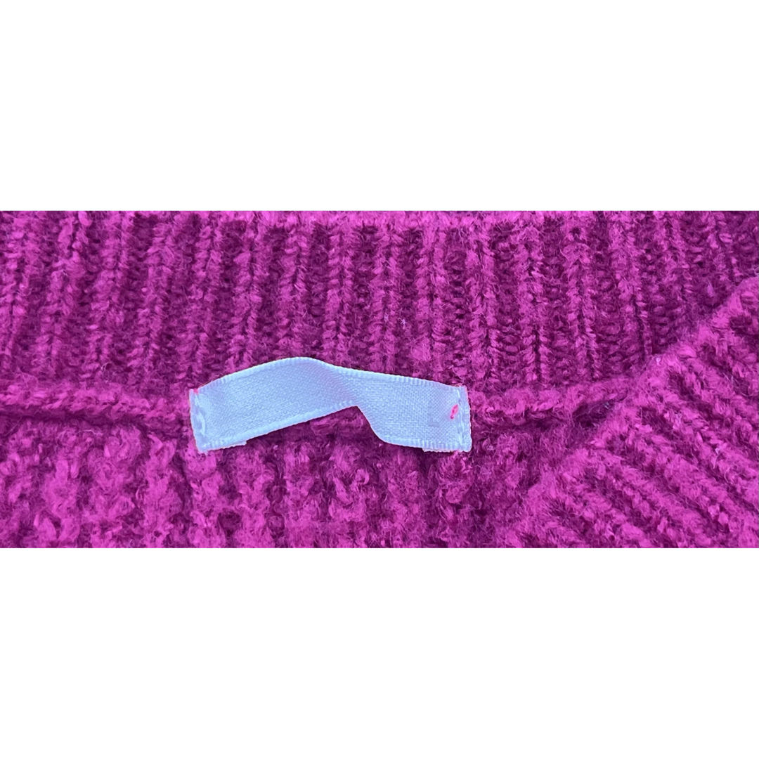 GU(ジーユー)のGU ジーユー  ビビットピンク　ニット　オーバー　Ｖネック　完売品　人気　 レディースのトップス(ニット/セーター)の商品写真