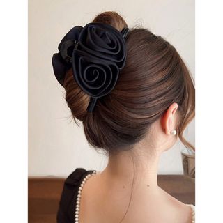 ザラ(ZARA)のサテン 花 バラ ヘアクリップ ヘアアレンジ 結婚式 入学式 卒業式 (バレッタ/ヘアクリップ)