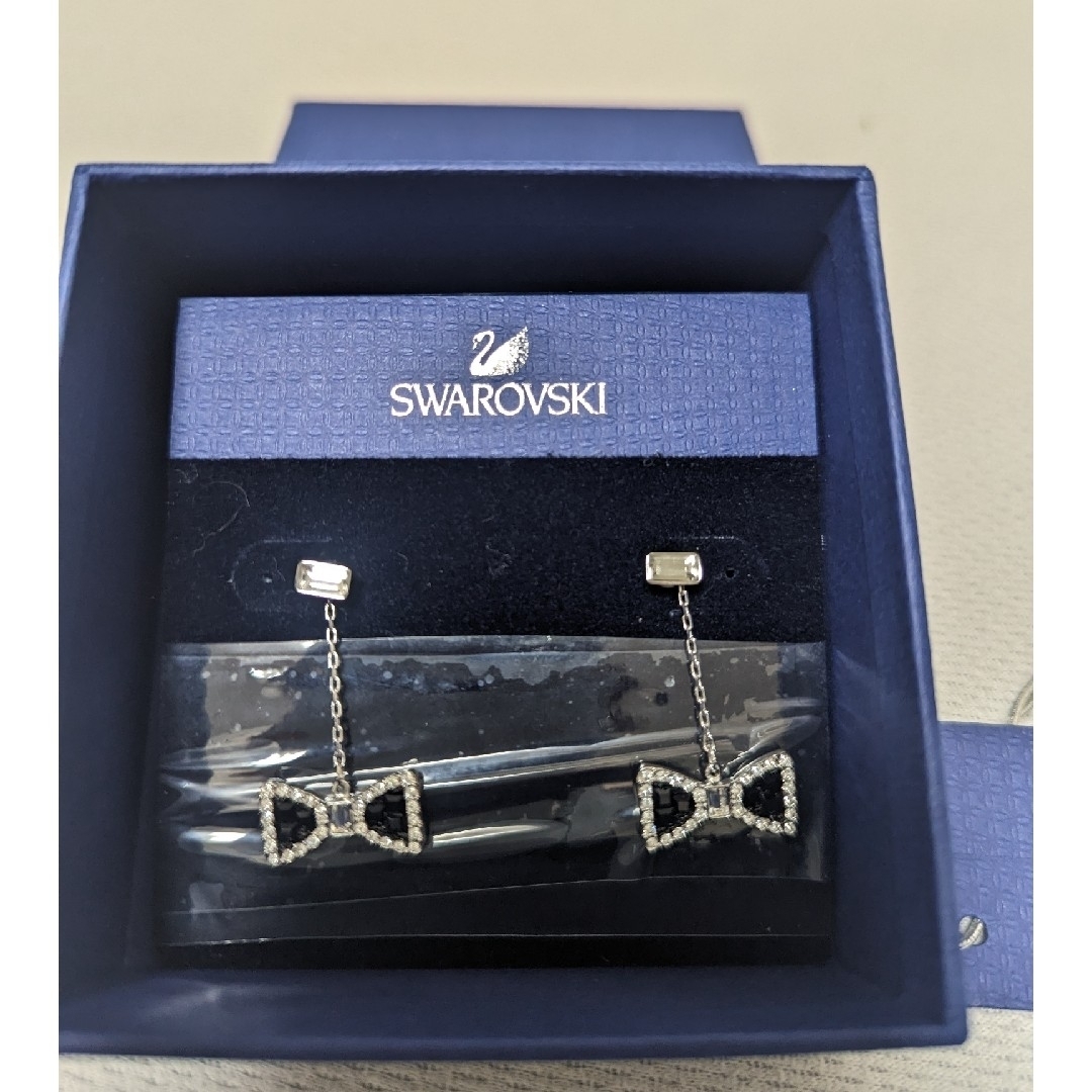 SWAROVSKI(スワロフスキー)の未使用✨SWAROVSKI  リボンモチーフ ラインストーン ツーウェイピアス レディースのアクセサリー(ピアス)の商品写真