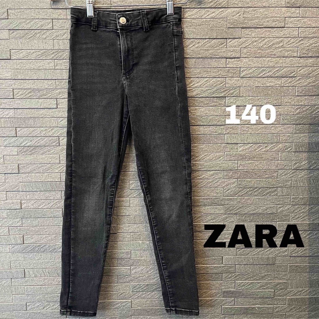 ZARA(ザラ)のザラ　ZARA デニム　ジーンズ パンツ ブラック　ウエストゴム　調整可能 キッズ/ベビー/マタニティのキッズ服男の子用(90cm~)(パンツ/スパッツ)の商品写真