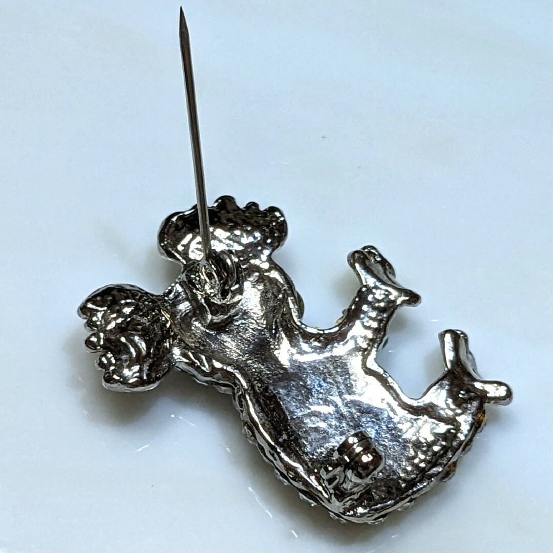 コアラ ブローチ シルバー マルチカラー 縁起物 動物 アニマル ビジュー 銀 レディースのアクセサリー(ブローチ/コサージュ)の商品写真