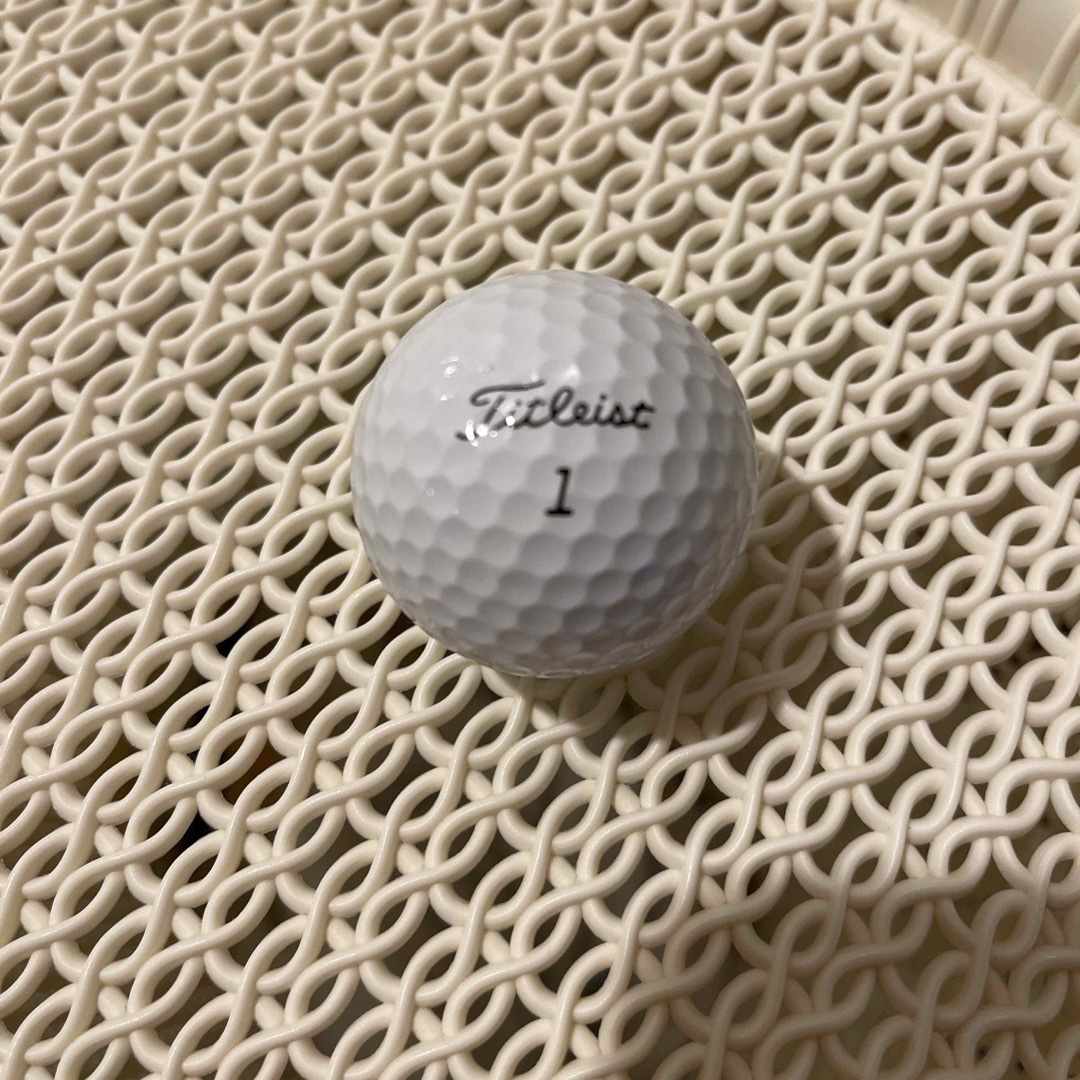 Titleist(タイトリスト)のLEXUSゴルフボールTitleist PRO V1 。9個新品未使用 チケットのスポーツ(ゴルフ)の商品写真