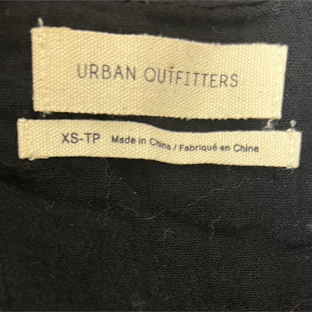 Urban Outfitters(アーバンアウトフィッターズ)のアーバンアウトフィッターズトップスブラウス黒 レディースのトップス(シャツ/ブラウス(長袖/七分))の商品写真