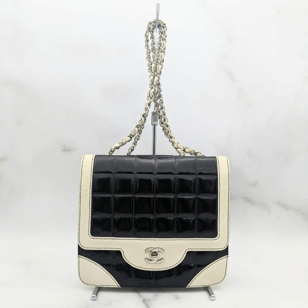 CHANEL(シャネル)のシャネル チョコバー ターンロック Wチェーンショルダー パテント ブラック レディースのバッグ(ショルダーバッグ)の商品写真