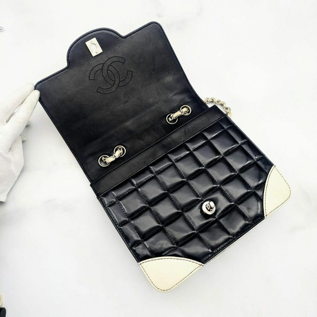 CHANEL(シャネル)のシャネル チョコバー ターンロック Wチェーンショルダー パテント ブラック レディースのバッグ(ショルダーバッグ)の商品写真