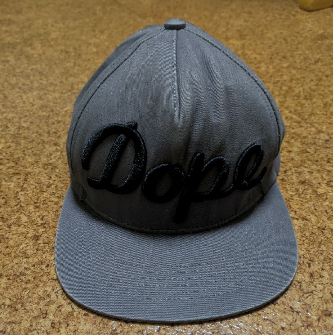 Stampd' LA(スタンプドエルエー)のSTAMPD DOPE CAP キャップ　ロゴ　刺繍　ダークグレー メンズの帽子(キャップ)の商品写真