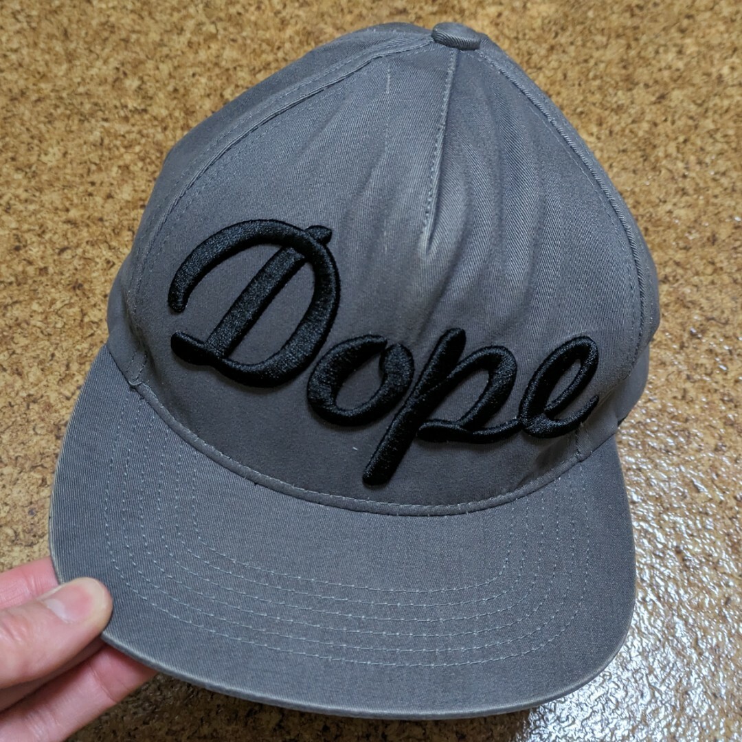 Stampd' LA(スタンプドエルエー)のSTAMPD DOPE CAP キャップ　ロゴ　刺繍　ダークグレー メンズの帽子(キャップ)の商品写真