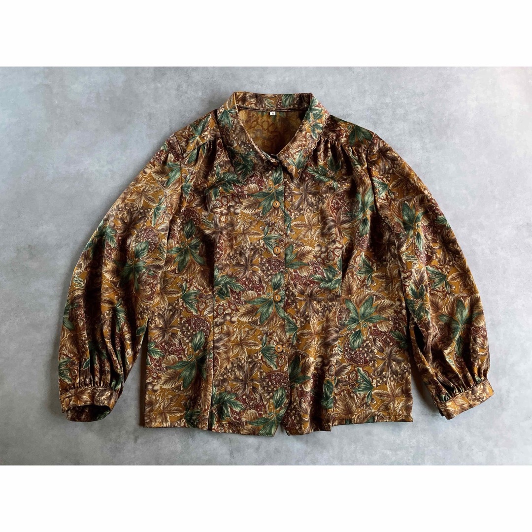 Lochie(ロキエ)のused レトロ 木の実柄 ブラウス 古着 ヴィンテージ vintage レディースのトップス(シャツ/ブラウス(長袖/七分))の商品写真