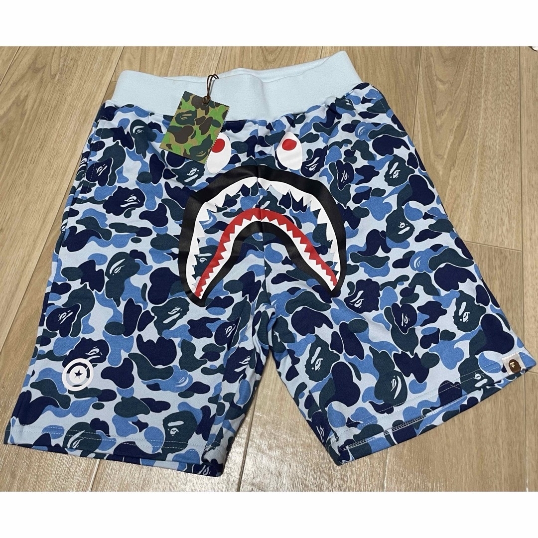 A BATHING APE(アベイシングエイプ)の新品　A BATHING APE カモフラ柄 シャークプリント スウェットパンツ メンズのパンツ(ショートパンツ)の商品写真