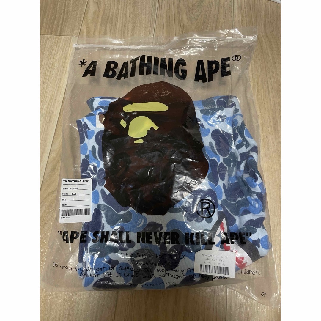 A BATHING APE(アベイシングエイプ)の新品　A BATHING APE カモフラ柄 シャークプリント スウェットパンツ メンズのパンツ(ショートパンツ)の商品写真