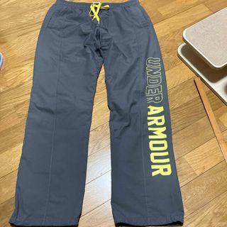 アンダーアーマー(UNDER ARMOUR)の春・アンダーアーマー　ナイロン　スポーツパンツ　グレーM 裏メッシュ難あり(ウェア)