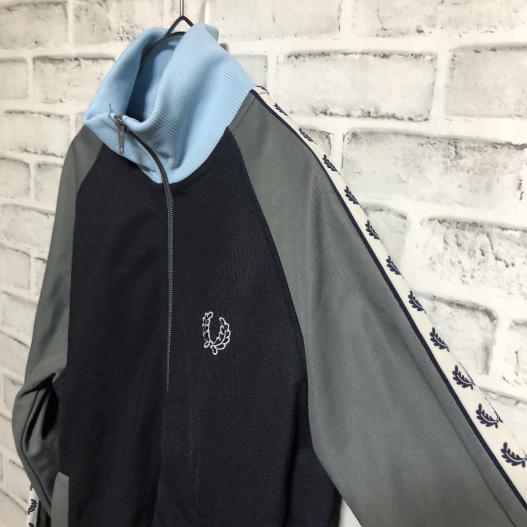 Fred Perry⭐️トラックジャケットS 刺繍月桂樹 マルチカラー紺 Fred Perry⭐️トラックジャケットS 刺繍月桂樹 マルチカラー紺
