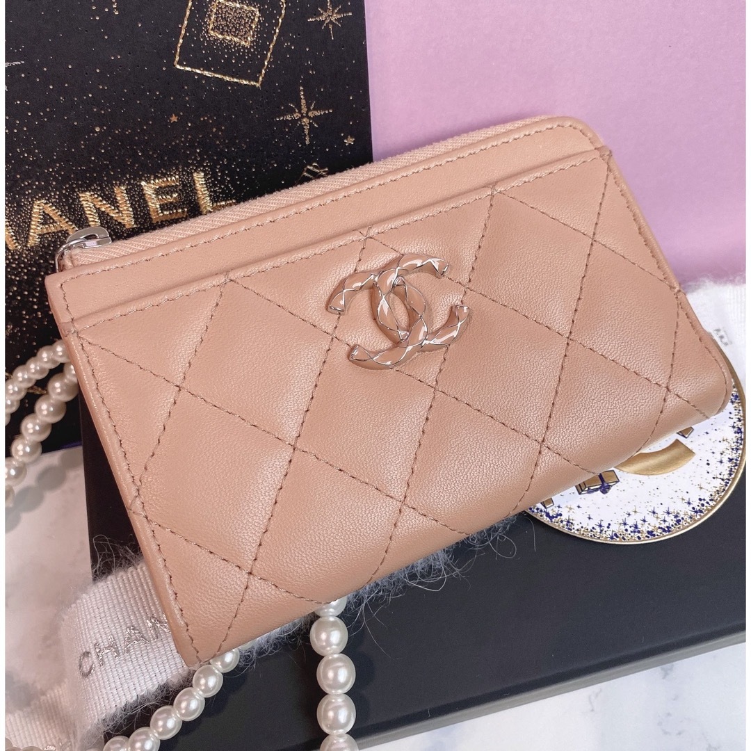 CHANEL(シャネル)の★ぽにょまる様専用★シャネル　フラグメントケース　ラムスキン　　ベージュ レディースのファッション小物(財布)の商品写真