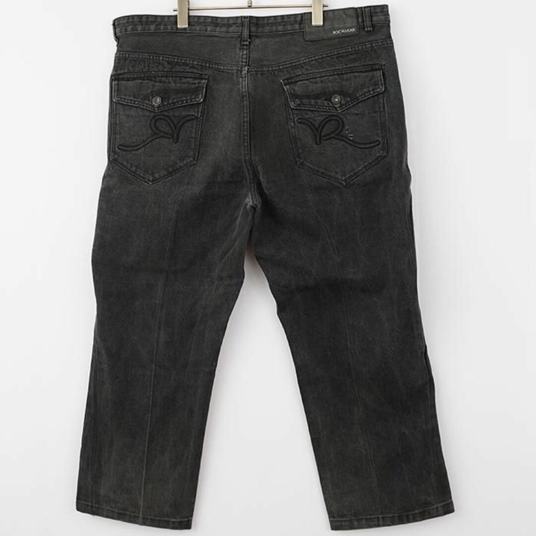 Rocawear(ロカウェア)のロカウェア ブラックデニム 黒 ブラック刺繍ロゴ ポケットデザイン W42古着 メンズのパンツ(デニム/ジーンズ)の商品写真