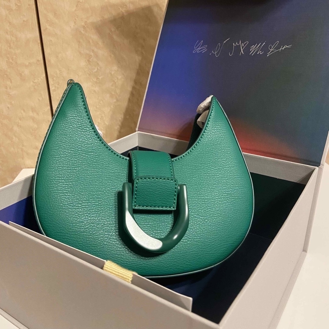 ITZY(イッチ)の値下げ/itzy CHARLES & KEITH コラボバッグ サイン入り箱つき レディースのバッグ(ショルダーバッグ)の商品写真