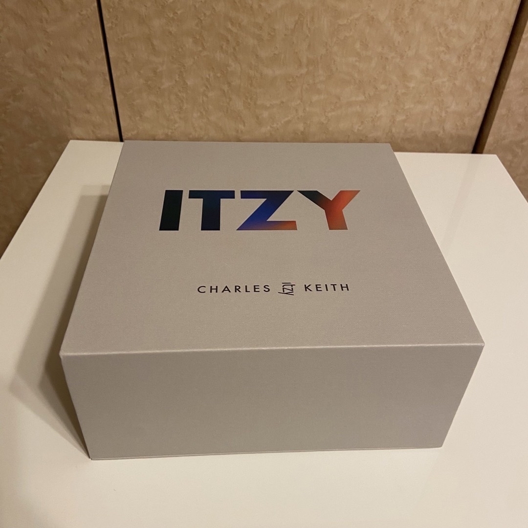 ITZY(イッチ)の値下げ/itzy CHARLES & KEITH コラボバッグ サイン入り箱つき レディースのバッグ(ショルダーバッグ)の商品写真