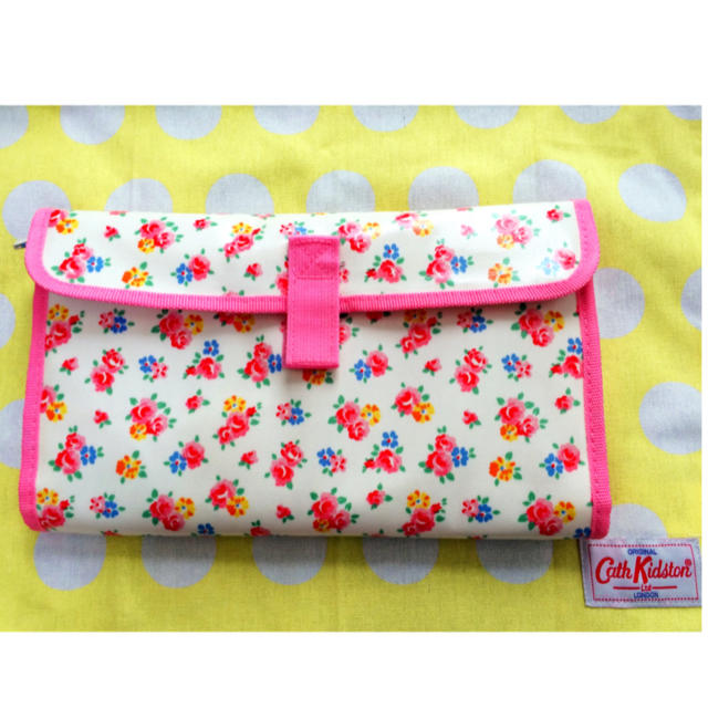 Cath Kidston(キャスキッドソン)のCath Kidston♡おむつポーチ付おむつ替えシート♡キャスキッドソン♡ キッズ/ベビー/マタニティのおむつ/トイレ用品(おむつ替えマット)の商品写真