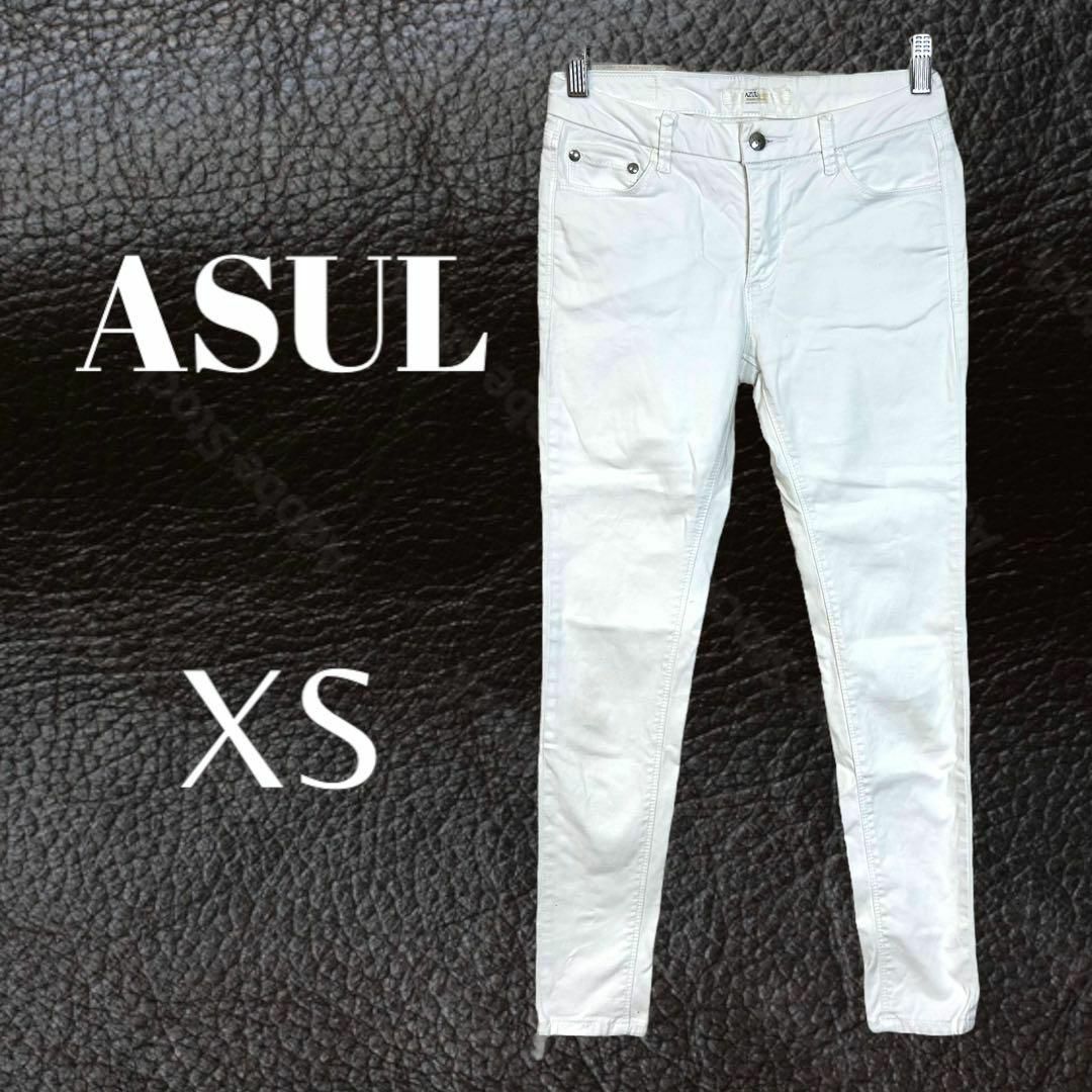 AZUL by moussy(アズールバイマウジー)の【ASUL】スキニーデニムパンツ　テーパード　ボタン可愛い　ホワイト　XS レディースのパンツ(デニム/ジーンズ)の商品写真